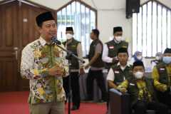 Jemaah calon Haji kloter pertama mulai masuk asrama Haji Pondok Gede Jakarta
